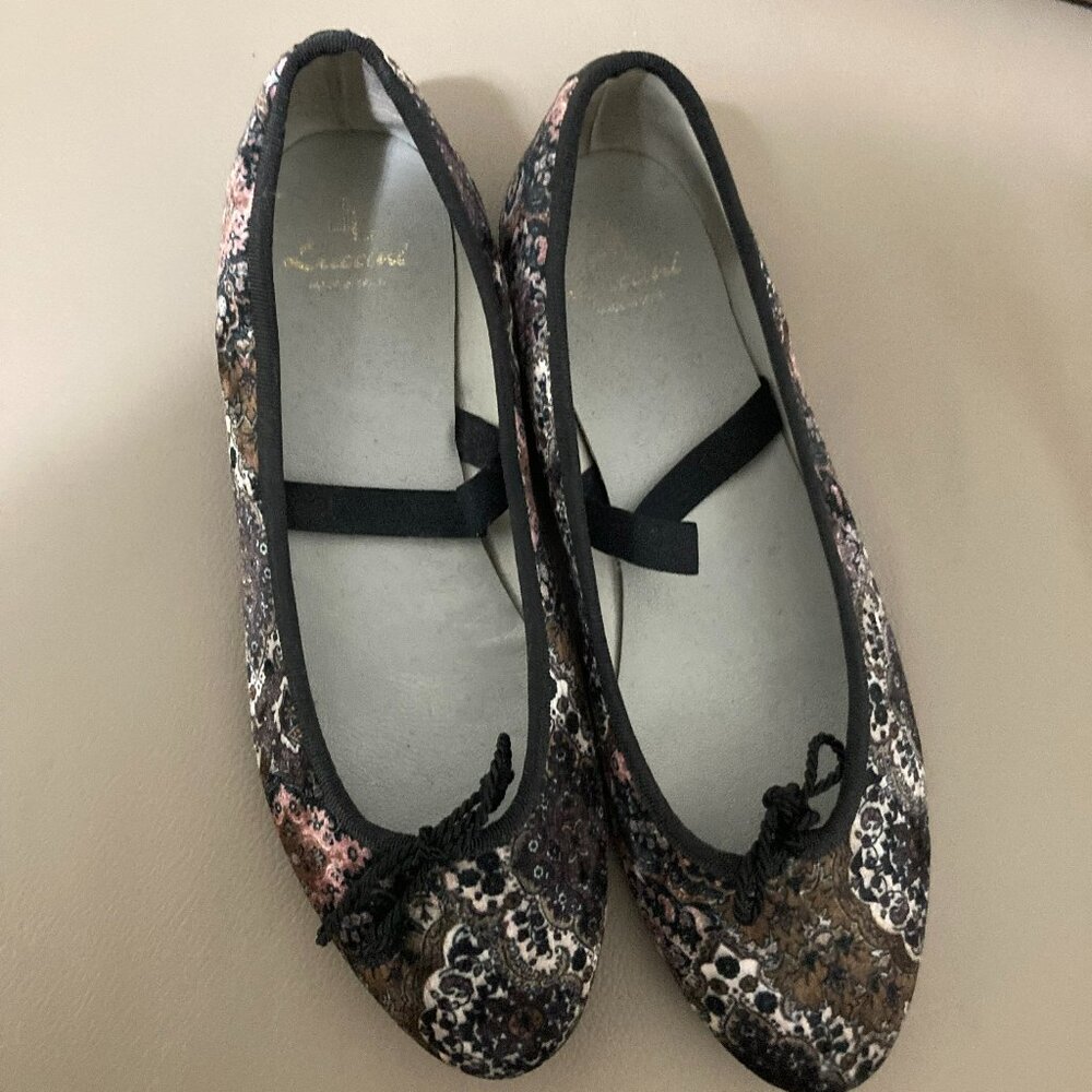 Gorgeous brand new suede printed shoes